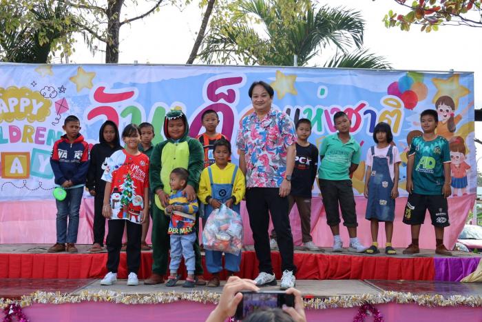 มอบของขวัญวันเด็ก เนื่องในวันเด็กแห่งชาติ ให้กับโรงเรียนในเขตเทศบาลตำบลลำน้ำพอง