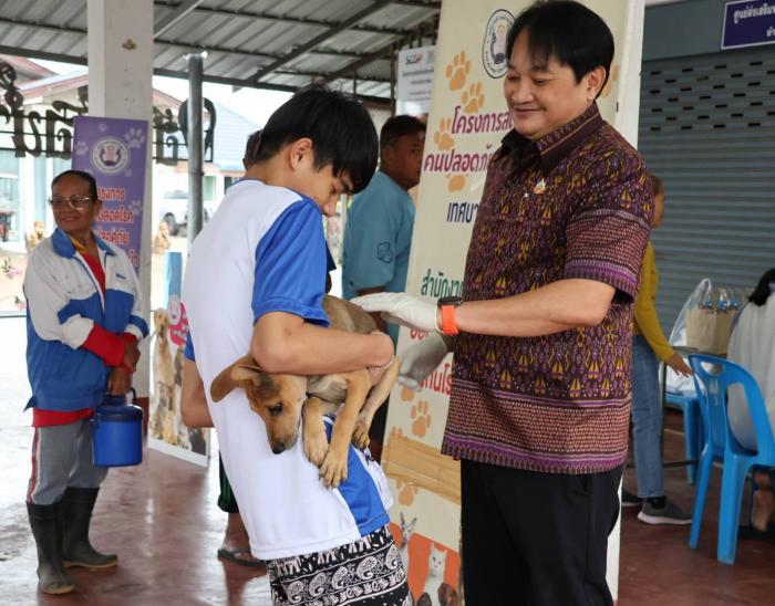 หน่วยให้บริการประชาชนในการฉีดวัคซีนป้องกันโรคพิษสุนัขบ้า  ณ ชุมชนห้วยเสือเต้น หมู่ที่ ๓,๑๖ 
