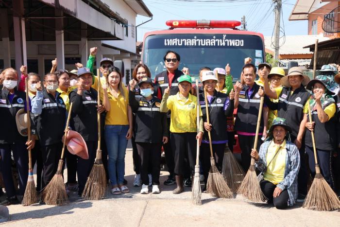 ทำความสะอาดถนนในชุมชนเพื่อลดฝุ่นละออง 
