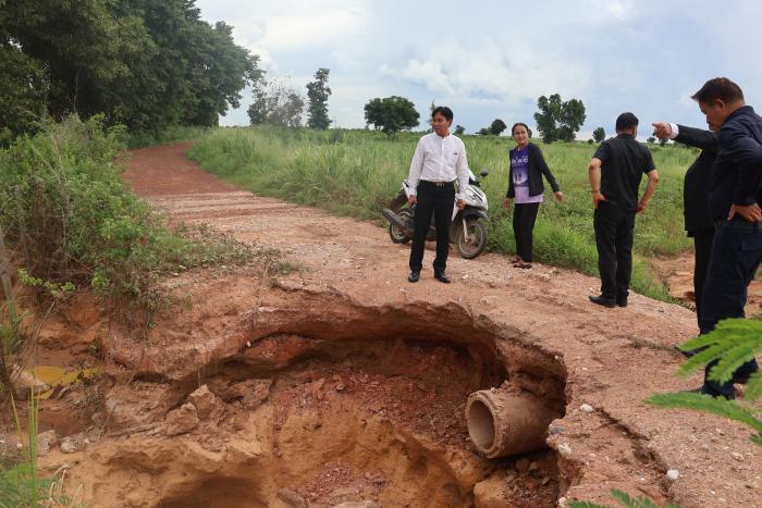 ตรวจถนนชำรุด บ้านหนองหารจาง