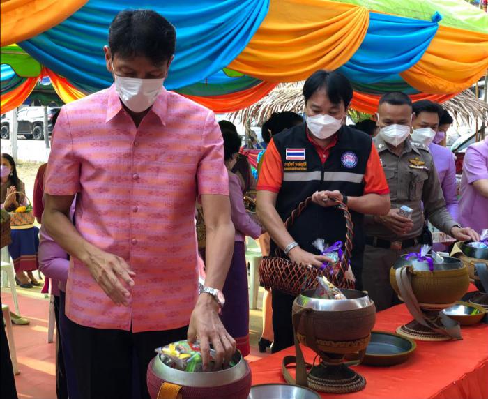 พิธีบวงสรวงอนุสาวรีย์รัชกาลที่ ๕ และทำบุญตักบาตร เนื่องในประเพณีบุญกุ้มข้าวใหญ่ อำเภอน้ำพอง ประจำปี ๒๕๖๕ 