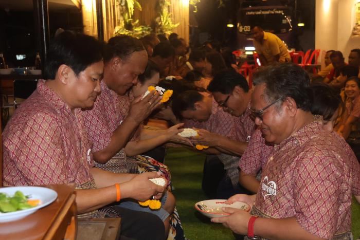 ร่วมรดน้ำขอพรท่านนายกเทศมนตรี คณะผู้บริหาร สมาชิกสภาเทศบาลตำบลลำน้ำพอง เนื่องในวันสงกรานต์ ประจำปี พ.ศ. ๒๕๖๖