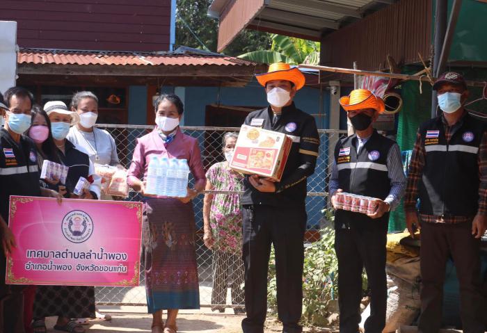 ลงพื้นที่ให้กำลังใจ แนะนำวิธีการปฏิบัติตัวกับชุมชนให้กับประชาชนที่สัมผัสกลุ่มเสี่ยงในเขตเทศบาลตำบลลำน้ำพอง