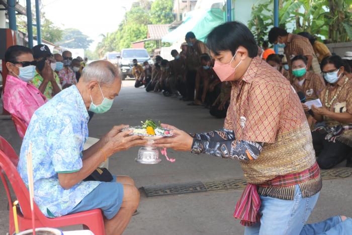 โครงการประเพณีรดน้ำขอพรผู้สูงอายุ เนื่องในประเพณีสงกรานต์ ประจำปี พ.ศ. ๒๕๖๕
