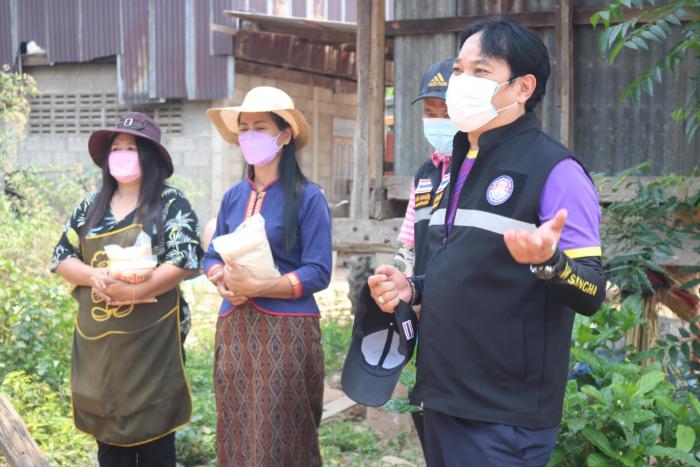 ลงพื้นที่ให้กำลังใจ แนะนำวิธีการปฏิบัติตัวกับชุมชนให้กับประชาชนที่สัมผัสกลุ่มเสี่ยงในชุมชนในเขตเทศบาลตำบลลำน้ำพอง