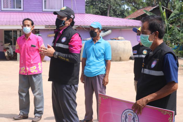 ลงพื้นที่ให้กำลังใจ แนะนำวิธีการปฏิบัติตัวกับชุมชนให้กับประชาชนที่สัมผัสกลุ่มเสี่ยงในชุมชนในเขตเทศบาลตำบลลำน้ำพอง