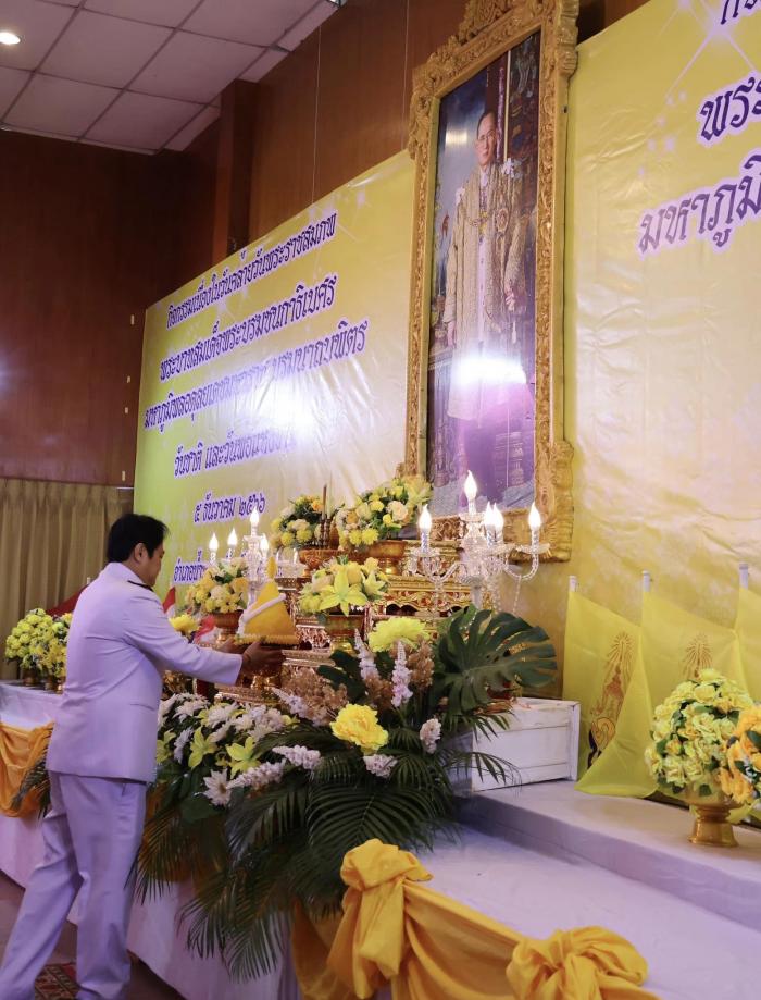 พิธีวางพานพุ่มดอกไม้หน้าบรมฉายาลักษณ์ เนื่องในวันคล้ายพระบรมราชสมภพ พระบาทสมเด็จพระบรมชนกาธิเบศร หาภูมิพลอดุลยเดชมหาราช บรมนาถบพิตร วันชาติ วันพ่อแห่งชาติ 