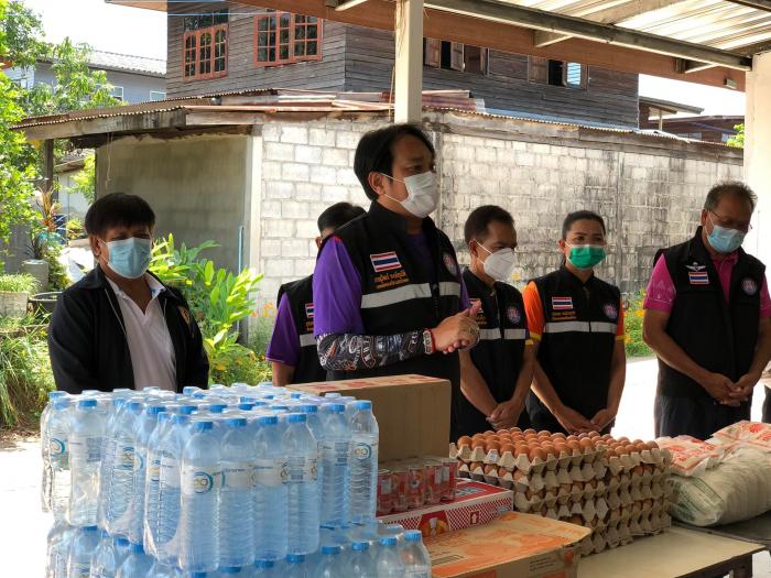 ลงพื้นที่ให้กำลังใจ แนะนำวิธีการปฏิบัติตัวกับชุมชนให้กับประชาชนที่สัมผัสกลุ่มเสี่ยง และผู้ติดเชื้อไวรัสโคโรนา ๒๐๑๙ (COVID-๑๙)