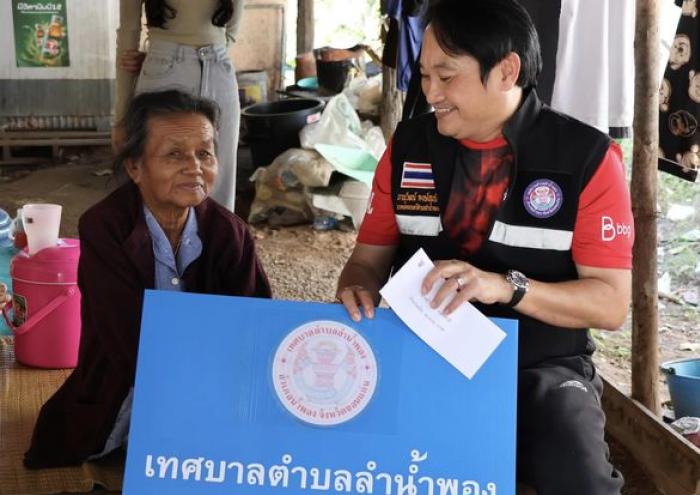 มอบเงินช่วยเหลือผู้ด้อยโอกาส จำนวน ๓ ราย 