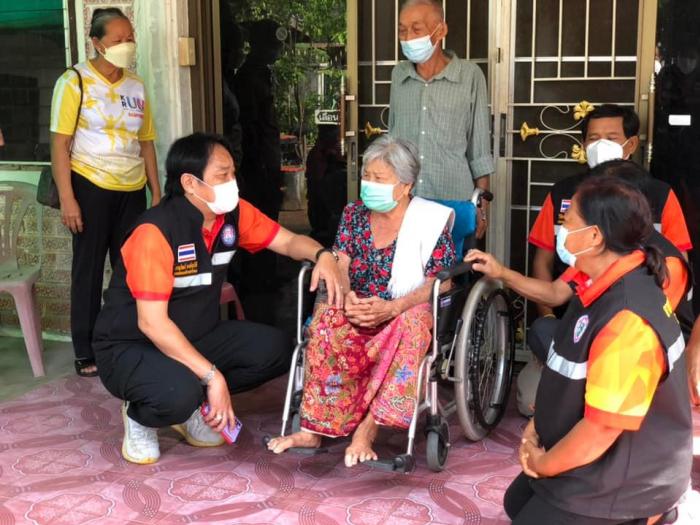 ลงพื้นที่ให้กำลังใจ และมอบสิ่งของ เครื่องอุปโภคบริโภค ในกลุ่มผู้ป่วยติดเตียง เขต ๑  เทศบาลตำบลลำน้ำพอง