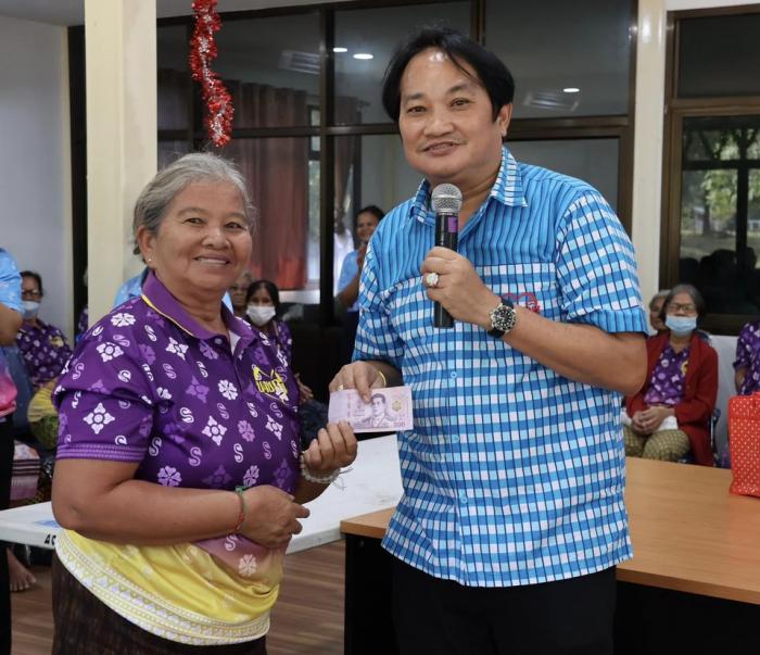 ร่วมกิจกรรม และมอบของขวัญปีใหม่ ให้กับนักเรียนผู้สูงอายุ ในโรงเรียนผู้สูงอายุเทศบาลตำบลลำน้ำพอง