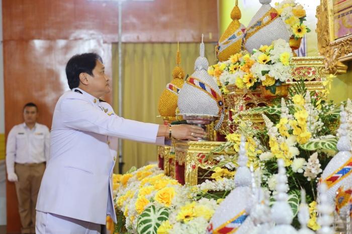พิธีถวายเครื่องราชสักการะ วางพานพุ่ม และพิธีจุดเทียนถวายพระพรชัยมงคล เนื่องในโอกาสมหามงคล เฉลิมพระชนมพรรษา ๖ รอบ สมเด็จพระเจ้าอยู่หัว