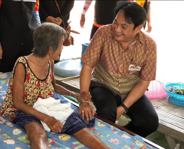 ลงพื้นที่ให้กำลังใจ และมอบสิ่งของ เครื่องอุปโภคบริโภค ในกลุ่มผู้ป่วยติดเตียง เขต ๒  เทศบาลตำบลลำน้ำพอง