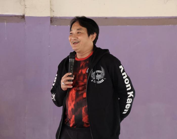มอบเสื้อกีฬาให้กับเด็กนักเรียนและคณะครูโรงเรียนเทศบาลลำน้ำพอง