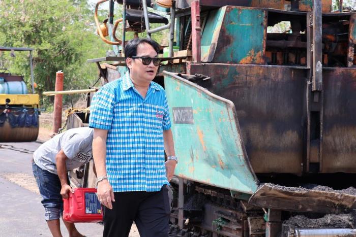 ติดตามโครงการก่อสร้างซ่อมแซมถนนสายเลียบคลองชลประทานฝั่งซ้าย ช่วงกิโลเมตรที่ ๖+๙๐๐ เมตร ตำบลน้ำพอง อำเภอน้ำพอง จังหวัดขอนแก่น ระยะรวม ๖.๙ กิโลเมตร