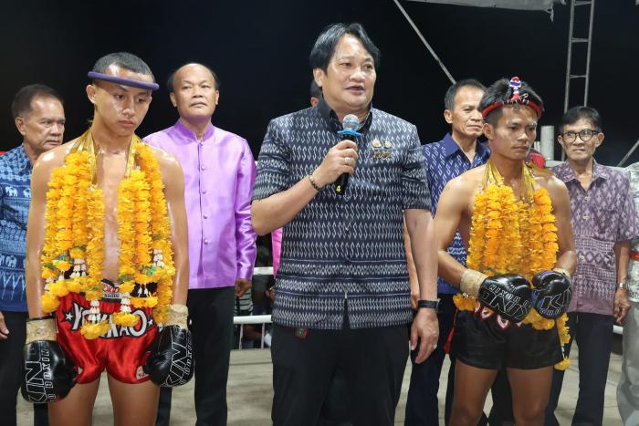 การแข่งขันชกมวยไทย ณ เวทีชั่วคราว โรงเรียนเทศบาลลำน้ำพอง ในงานประเพณีลอยกระทง เทศบาลตำบลลำน้ำพอง ประจำปี พ.ศ. ๒๕๖๗